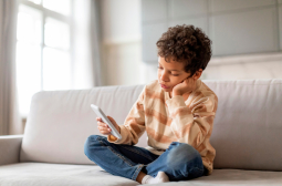 Учени алармират: Смартфоните вредят на децата, всички родители трябва да разберат защо