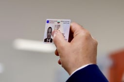 Огромен финансов проблем застигна хората с нови лични карти