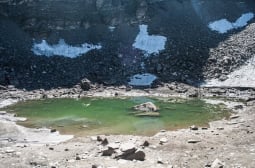 Загадъчно: Стотици човешки скелети са открити в планинско езеро СНИМКИ