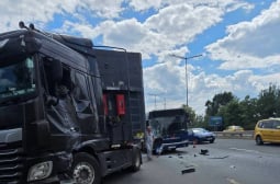 Ужас в Бургас: Тир помете автобус на градския транспорт, линейка лети към болницата СНИМКИ 