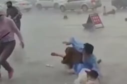 Вятър отнесе майка и дъщеря в Китай ВИДЕО