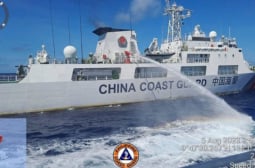 Сплашване: Пекин закотви огромен кораб в Южнокитайско море