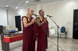 Бургас празнува рождения ден на Далай Лама, а тримата арестувани монаси...