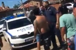 Подивели роми нападнаха полицаи с мотики и брадви, жена пищи на умряло ВИДЕО  