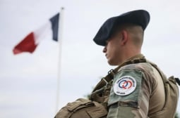 Намушкака с нож френски войник, патрулиращ в Париж