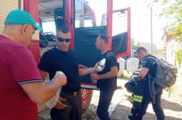 Служители на "Ел Би Булгарикум" осигуриха мляко и айрян на огнеборците и доброволците срещу пожарите