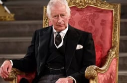 Порномоделки разказаха какво искат да чуят в речта на краля на Великобритания СНИМКИ 18+