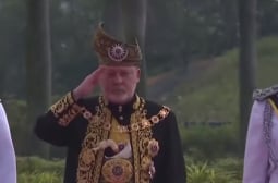 Приказка в 21 век: Ето как коронясаха султана на Малайзия ВИДЕО