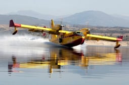 Без лодки в този язовир, испански самолет ще гребе вода за пожарите 
