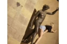 Туристка оскверни сексуално прочута статуя в Италия СНИМКИ 18+