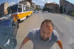 BMW е диагноза: Мъж с баварец удари трамвай и погна да бие ватмана ВИДЕО 