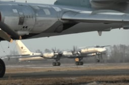 Военен пилот инструктор обясни защо Русия прехвърли самолети на летище "Енгелс"
