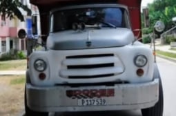 Показаха как впечатляващо тунинговат съветските камиони ЗИЛ в Куба ВИДЕО