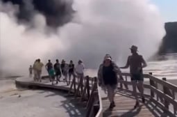 Мощен гейзер изригна в парк Йелоустоун в САЩ, хората се разбягаха ВИДЕО