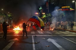 Венецуела на ръба на гражданска война, Путин кани Мадуро в Москва ВИДЕО