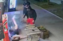 Непълнолетни счупиха от бой жена пред магазин в Перник ВИДЕО 18+