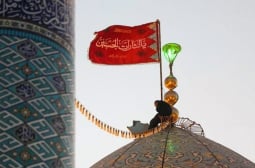 Иран издигна червеното знаме на отмъщението над джамията Джамкаран след убийството на Хания ВИДЕО