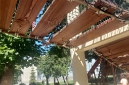 Вандали заложиха опасен капан на детска площадка в Стамболийски СНИМКИ