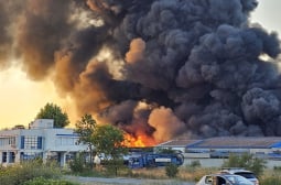 Извънредно: Гори голям завод край Пловдив, чуват се взривове! Зрелищни СНИМКИ