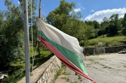 И Господ загърби Забърдо: Българският флаг се вее самотно, избледнял и разкъсан СНИМКИ