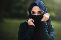 Шок: Двойка кара жена да приеме исляма, изнудвайки я с голи снимки