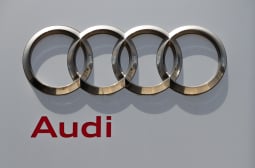 Нова емблема: Audi удари черен печат на четирите пръстена