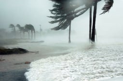 Чудовището "Деби" настъпва: Чакат се 3-метрови вълни и наводнения ВИДЕО
