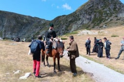 Патриарх Даниил отново смая: Яхнал кон се появи на мистично място СНИМКИ