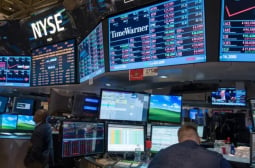 Фондовият пазар в САЩ изтри близо 2 трилиона долара след старта на търговията