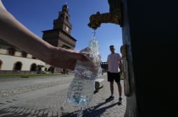 Няма да посегнете да пиете вода от пластмасови бутилки след тези редове