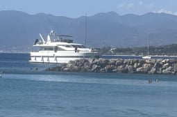 Българка видя тази луксозна яхта да се приближава до  гръцки плаж, не повярва на случилото се после СНИМКА
