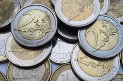 Братята македонци се готвят за ЕС: Тяхно ченге вече сече монети от 2 евро