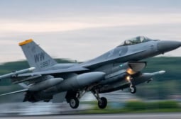 НАТО показа обучението на украински пилоти на изтребители F-16 ВИДЕО