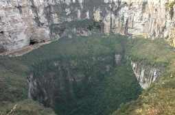 Чудо на природата: най-дълбоката дупка в света, а вътре - водопад 