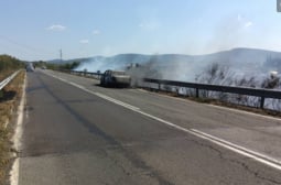 Огнен ад в Бургаско, затвориха ключова отсечка СНИМКИ