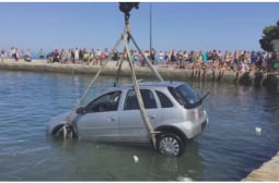 Пълно безумие! Баба и внуче цопнаха с кола в морето, причината е безумна ВИДЕО