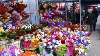 340 000 българи празнуват в неделя, бум в търсенето на тези цветя