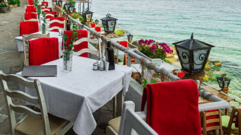 Ресторантите спасяват летния сезон по Черноморието с нова врътка, вкарват готвачи от...