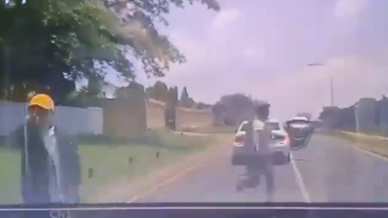 Зрелищни ВИДЕА: Шофьор надхитри въоръжени крадци и спаси живота и колата си