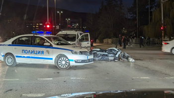 Катастрофа в София, полиция и линейка блокираха кръстовище СНИМКИ