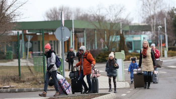 Politico: ЕС може да затегне колана за украинските бежанци, може да им се стъжни 