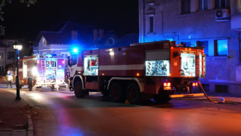 Огнен ад в Търново заради нощна лапма, пожарни и полиция хвърчат СНИМКИ