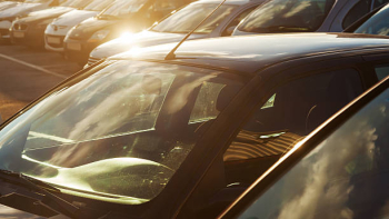 Експерт: Паркирането на слънце убива колата ви, ето как 