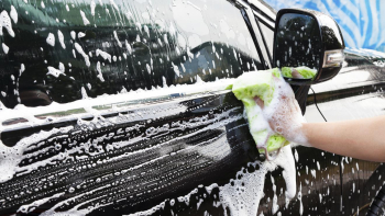 Онколог: Ако миете колата си така, е опасно за здравето ви 