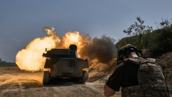 Така работят боговете на войната! Зрелищни СНИМКИ на артилерията в Украйна 
