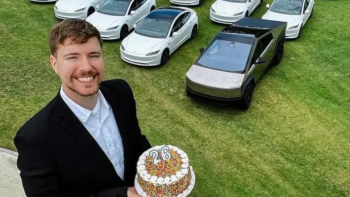 Уникално: Блогър ще раздаде безплатно в мрежата 26 коли Tesla СНИМКИ