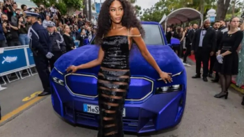 BMW представи страхотен кросоувър XM, вдъхновен от Наоми Кембъл СНИМКИ