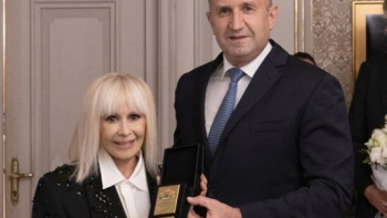 Радев заведе Деси на концерт на Лили Иванова, а после дари примата със СНИМКИ