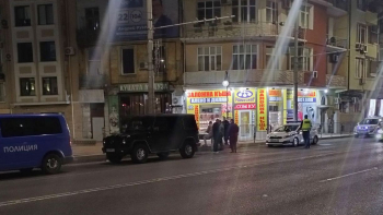 Почерня от полиция на бургаски булевард, приклещиха G класа СНИМКИ 