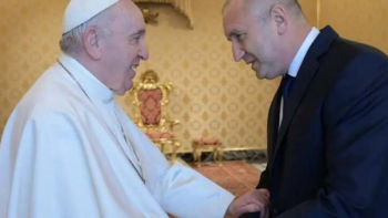 Румен Радев на крака при папа Франциск